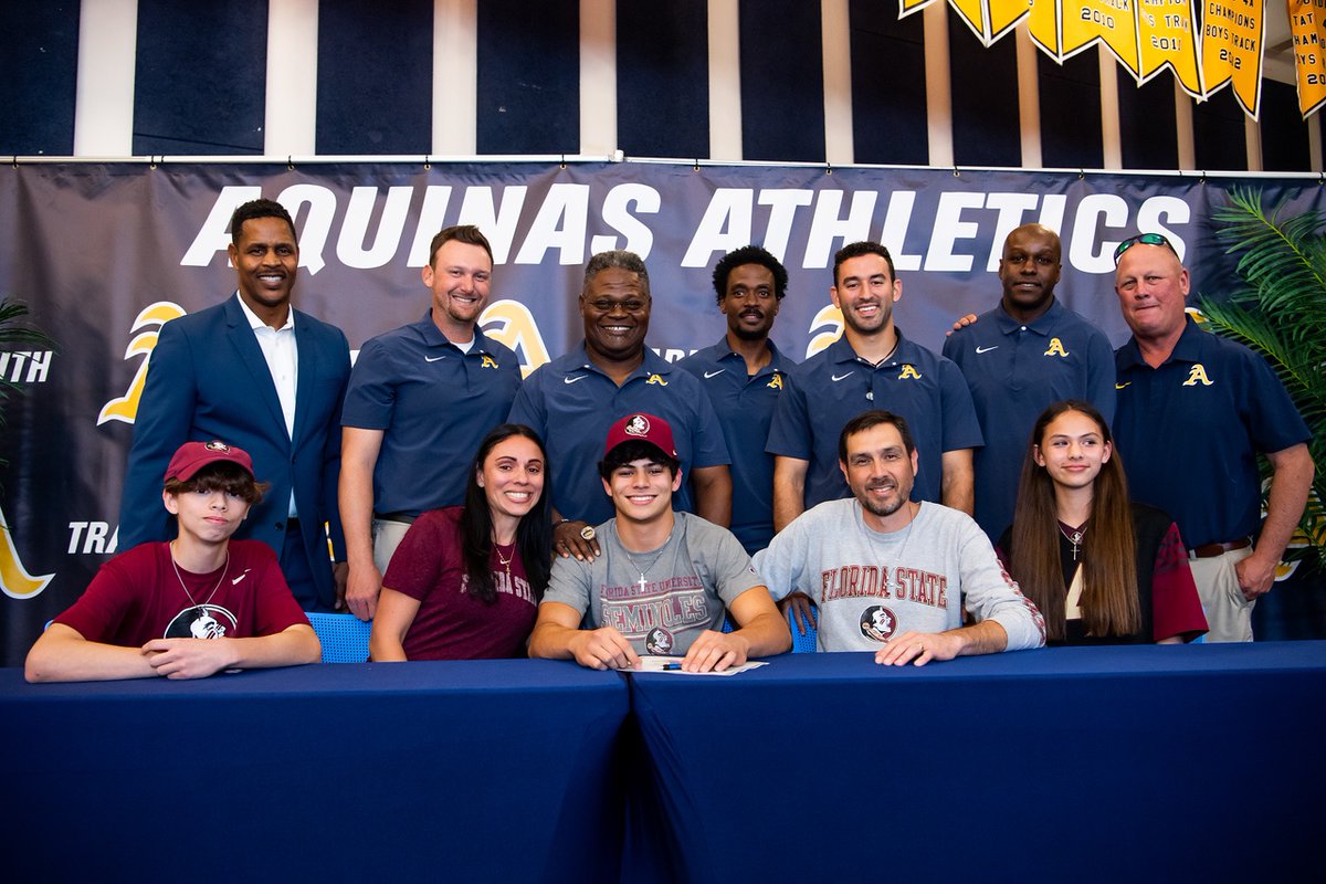 Dbrave_8's tweet photo. Congratulations to our wideouts! I am honored to have been apart of your journey!! Proud of the work you put in! Your futures are very bright. #YouGoWeGo @STA_Football @AquinasRaiders https://t.co/rlOBEBslrp