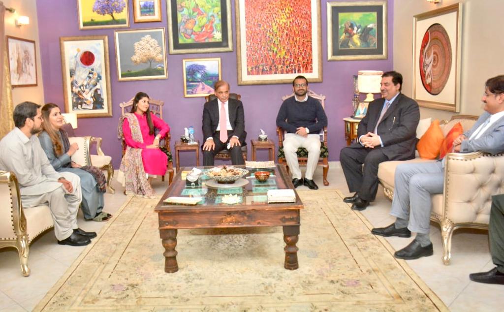 وزیر اعظم شہباز شریف کی کراچی دورے کے دوران وزیر براۓ تخفیف غربت و سماجی تحفظ اور چئیرپرسن بینظیر اِنکم سپورٹ پروگرام (BISP) محترمہ شازیہ مری کی رہائش گاہ آمد۔ ملاقات میں وزیر توانائی انجنئیر خرم دستگیر اور وزیراعلی سندھ سید مراد علی شاہ بھی موجود تھے۔