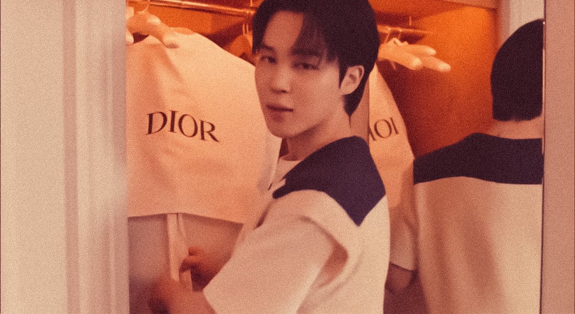 PJM_vocal's tweet photo. park jimin in paris looks so breathtaking— 232001 ♡ https://t.co/12JuTRoq4s