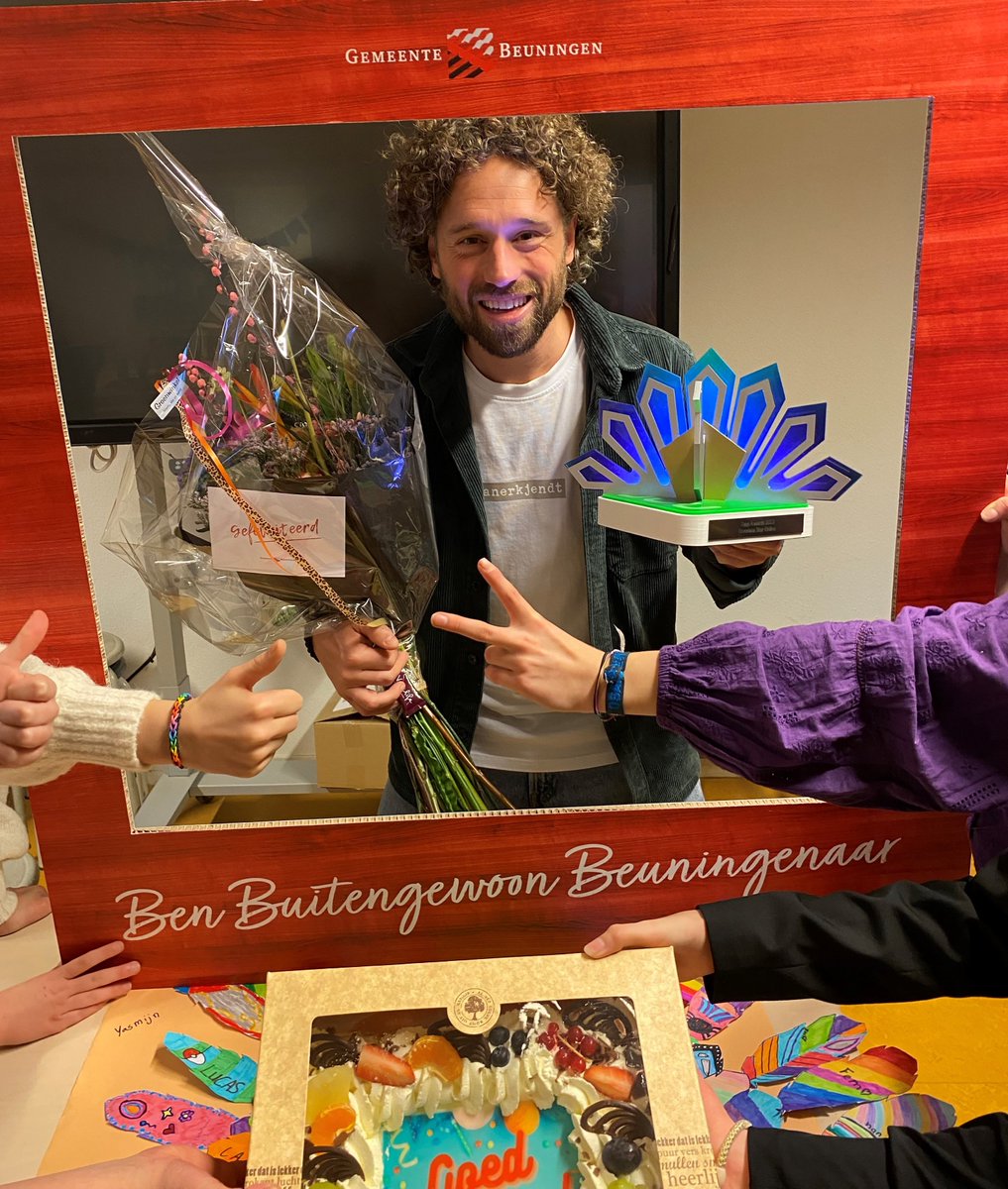 𝗧𝗿𝗼𝘁𝘀 𝗼𝗽 𝗼𝗻𝘇𝗲 𝗕𝘂𝗶𝘁𝗲𝗻𝗴𝗲𝘄𝗼𝗻𝗲 𝗕𝗲𝘂𝗻𝗶𝗻𝗴𝗲𝗻𝗮𝗮𝗿 𝗠𝗲𝗲𝘀𝘁𝗲𝗿 𝗝𝗲𝘀𝗽𝗲𝗿⭐️ 🏆 
Hij won afgelopen zaterdag de Zapp Award voor 'favoriete ster online'. 

Het college van B&amp;W verraste de winnaar en zijn klas met taart en bloemen.