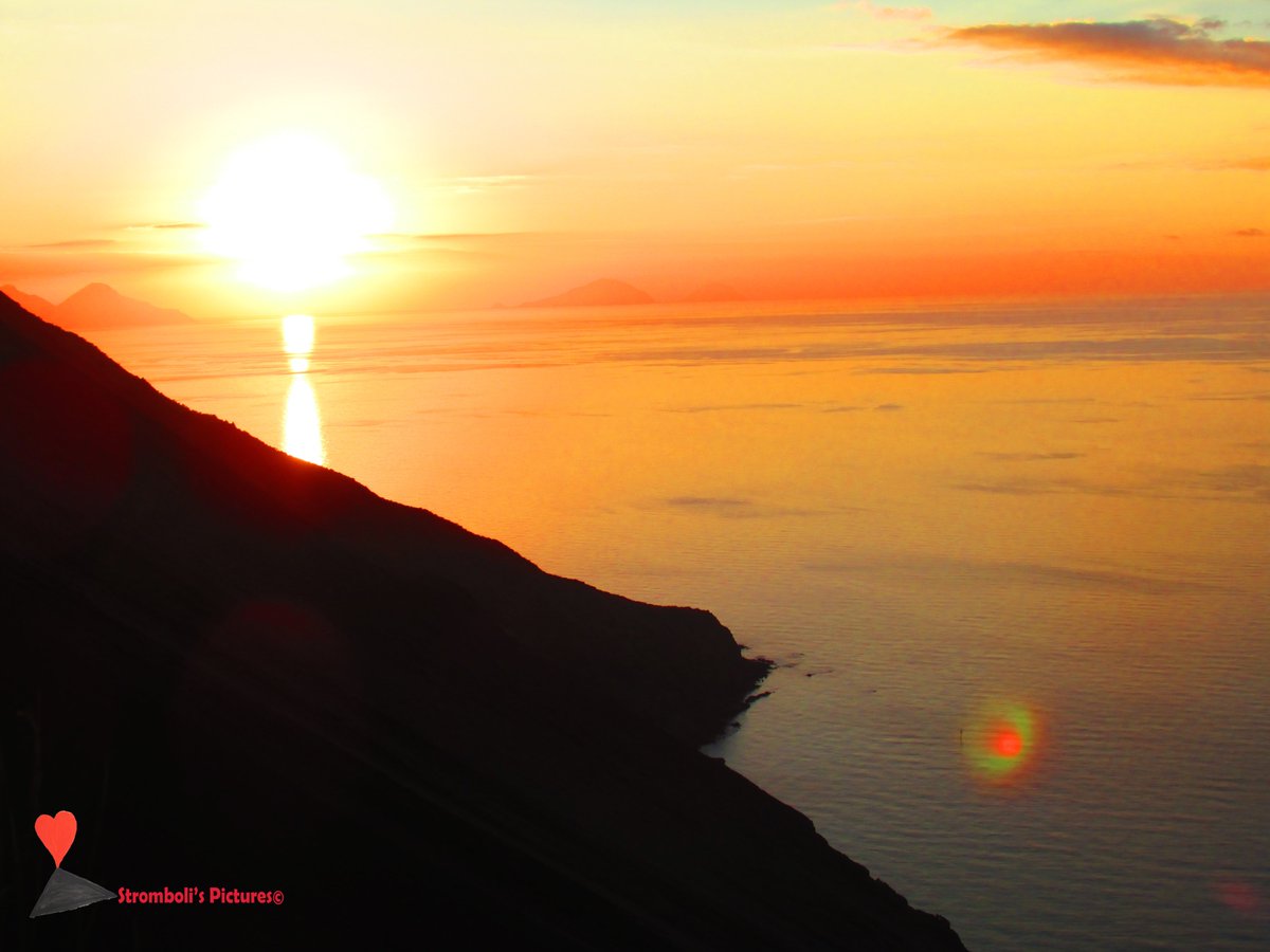 PhotoStromboli's tweet photo. Un tramonto spettacolare alla #Sciara #del #Fuoco.
--------------------------------------------------------
A spectacular sunset at the #Sciara #del #Fuoco. https://t.co/hgccCAX899