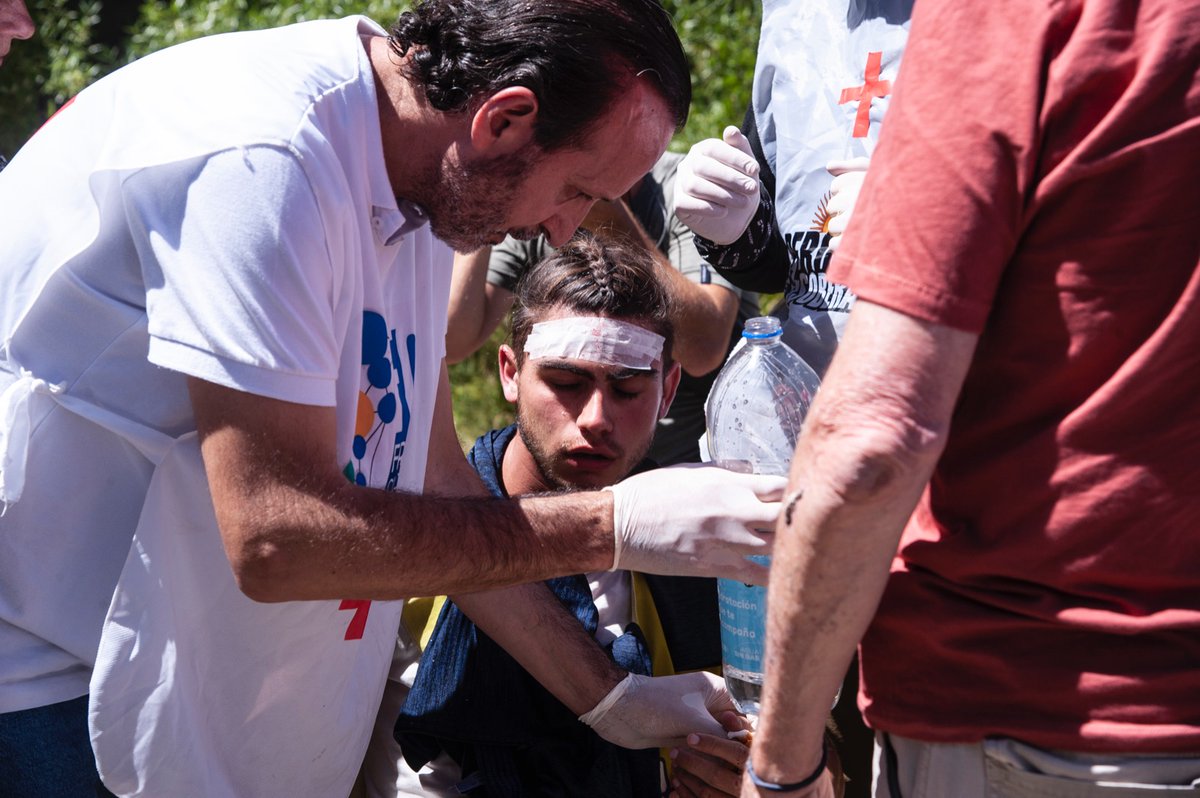 Agenda_Malvinas's tweet photo. VIOLENCIA, REPRESIÓN Y HERIDOS DE GRAVEDAD EN LA MARCHA A LAGO ESCONDIDO
📌https://t.co/4ym9JflSAf
La mayoría de las víctimas son referentes políticos y periodistas. "fue una verdadera cacería", manifestó el titular de FIPCA Julio César Urien. https://t.co/pdrUvpJ5La