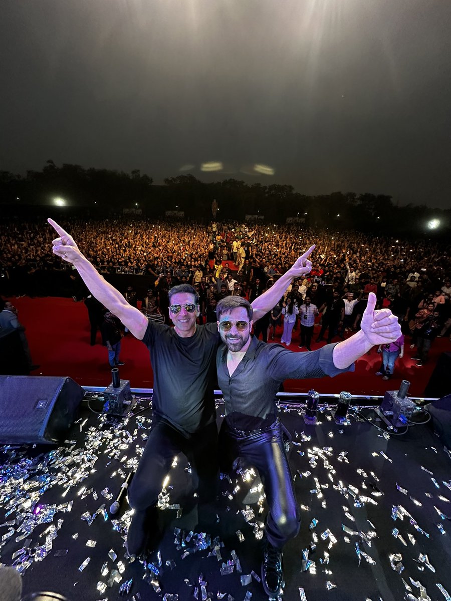 InnocentAlpesh's tweet photo. Aaj Bhagwaan Ke Darshaan Ho Gaye 🍀🙏
Party #Alpesh  Ke Ghar Pe Rakhoge
Toh #mehman Nawaji ke Liye
#Alpesh  toh Aayega
Aur patake bhi Laayega 🔥
Dil Se Chahta Ho #Bhai Apko ❤️
@emraanhashmi
#Emraam💋
Mere Daard Ki #Dawaah🍀
@emraanhashmi 
@akshaykumar 
@Writersahiba 
#selfiee 🤳 https://t.co/8mjmw3hx29