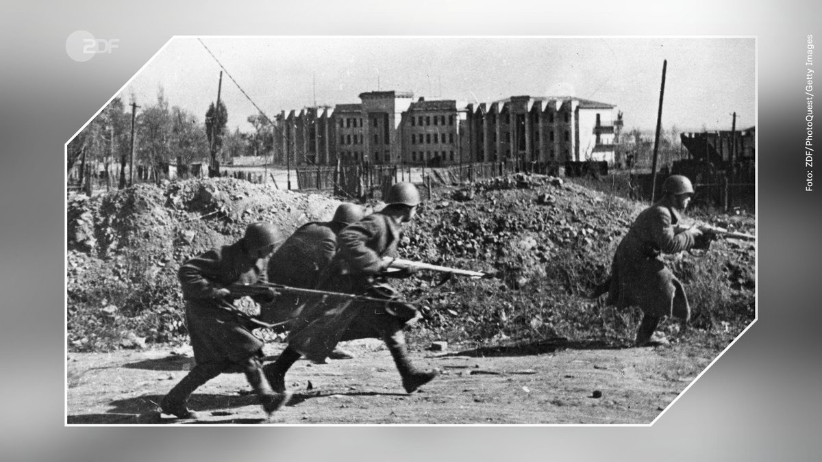 ZDF's tweet photo. Die grausamen Kämpfe um Stalingrad prägten eine ganze Generation auf deutscher und russischer Seite. Über eine Million Menschen verloren ihr Leben.
In #ZDFhistory erklären Historiker*innen die Schlacht. Tagebücher geben Einblick in das Geschehen. https://t.co/w9vtVRgPTj https://t.co/ox7P75tCJR
