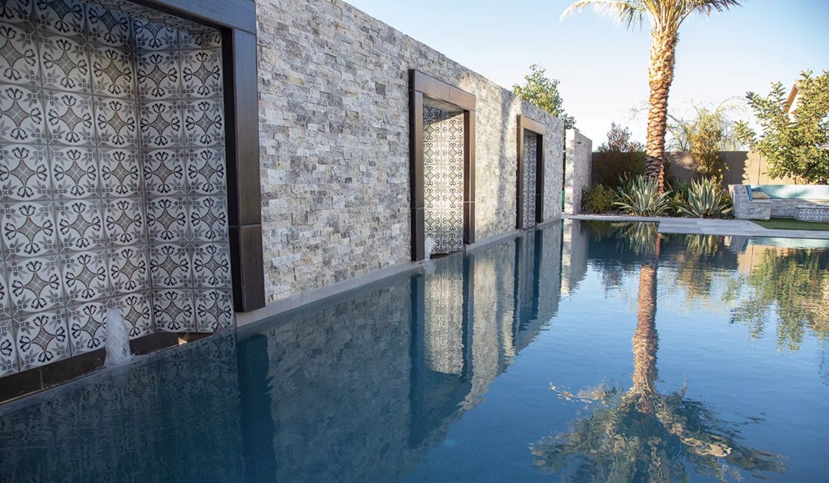 aquamagazine's tweet image. The #PoolOfTheWeek showcases the 2022 #AwardsOfExcellence winners from the @ThePHTA.

This week won 🏆MERIT🏆 in the "Pools With a Vanishing Edge" category. Pool by Green O' Aces Pools &amp;amp; Landscape in Las Vegas, Nev.

Decking Material: Travertine
Pool Interior Finish: Pebble Tec