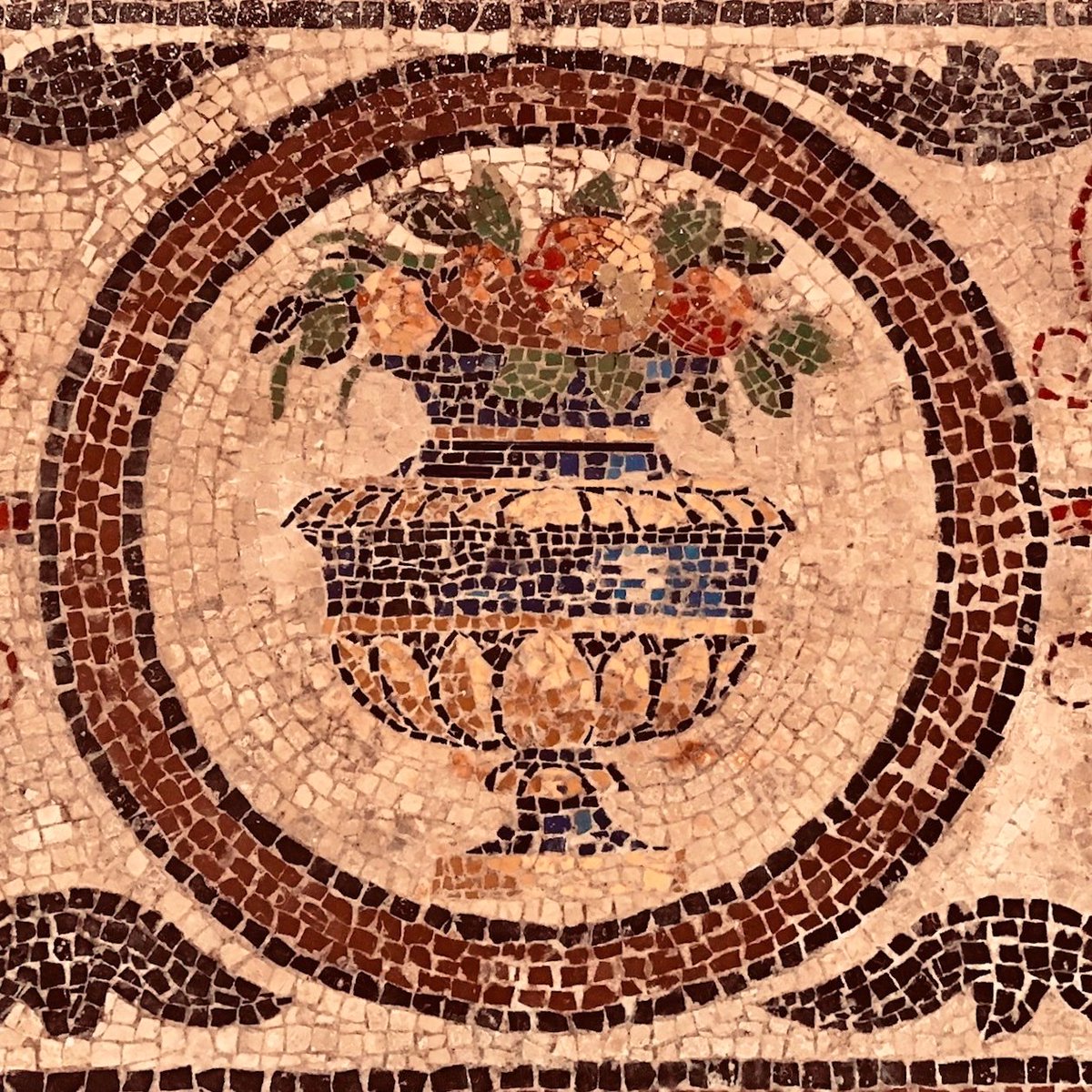 comunevenezia's tweet photo. #VeneziaPerImmagini

📸 Buona serata. Nello scatto un particolare dei mosaici decorativi della basilica di San Pietro di Castello 

Grazie per la foto a Sylvie Robertshaw 

➡ Invia i tuoi scatti a social@comune.venezia.it 

@DetourismVenice @veneziaunica @TurismoVeneto https://t.co/OahDr8SvWJ