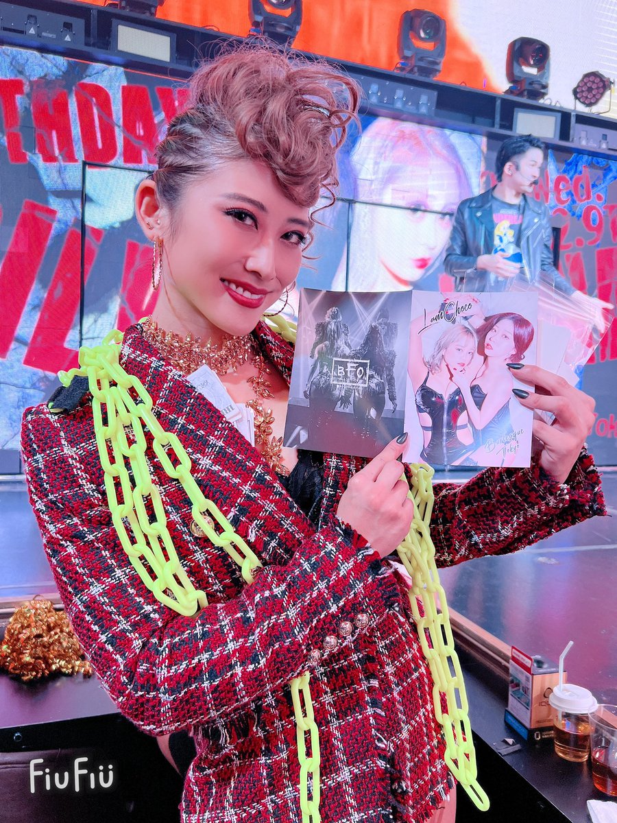 gissy_88's tweet photo. ヤバいです😵やっぱり最高です🥰
推しの推しは推し😍
ってことでちょこらむフォトブック進呈しときました🤣
クミさん今日はありがとうございます🙏
#バーレスク東京
#らむち3周年おめでとう
#BLACKFLOW
#推しの推しは推し https://t.co/KpuvOb4VTZ