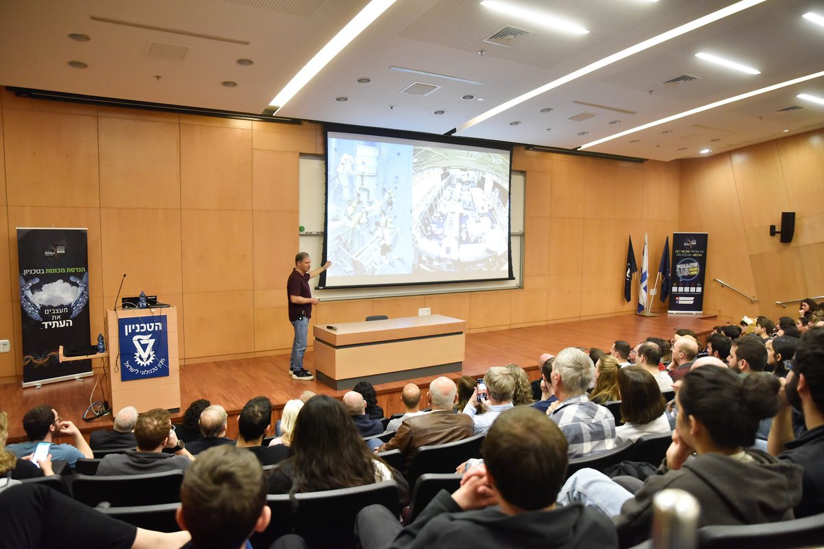 TechnionLive's tweet image. Ilan Ramon on board #SpaceShuttleColumbia was the first Israeli in #space.
“What he started, we must continue,” says Eytan Stybbe, his friend and comrade, who flew to the #ISS on “Rakia” mission with multiple Israeli experiments, including one by Technion Prof. @BercoviciMoran.