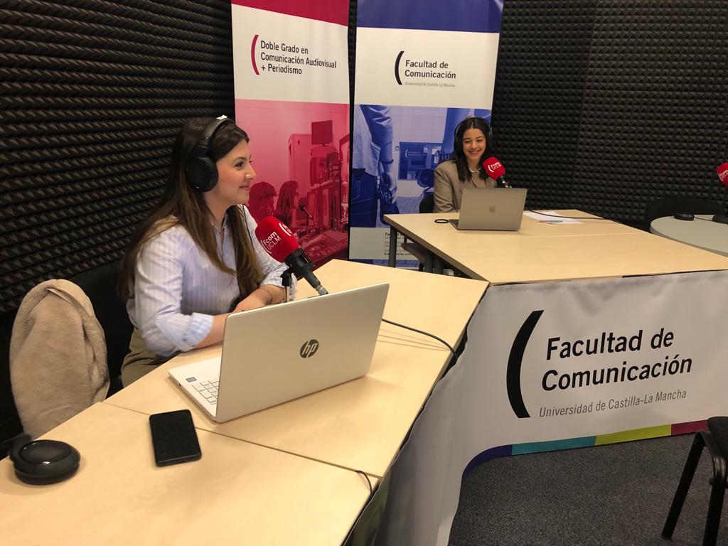 Victoriaql_'s tweet photo. @RadioCLM_es @Juancar__Santos @lauragalanm Felicitar también a mis compañeros @peroxti e @Ismael14052001 por el gran resultado y su esfuerzo para que saliera todo genial. También agradecer, como siempre, a los técnicos de la @FcomUCLM, sin ellos no sería posible. Seguimos! https://t.co/lMq3VvY2IL