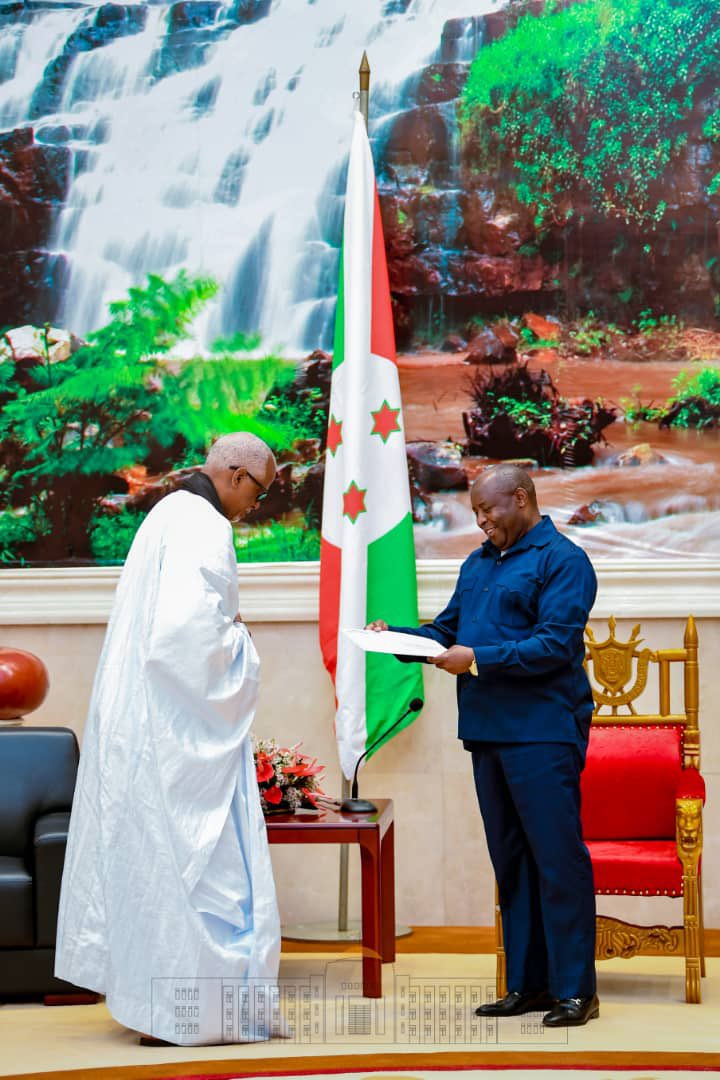 NtareHouse's tweet photo. Le Chef de l’Etat SE Evariste #Ndayishimiye a aussi reçu en audience Mr Sghair Ould M’Bareck, nouveau Représentant de l’@_AfricanUnion pour la Région des Grands Lacs et Chef de Bureau de Liaison de l’Union Africaine au #Burundi, venu lui présenter ses lettres de créance. https://t.co/Yj11sYhniv