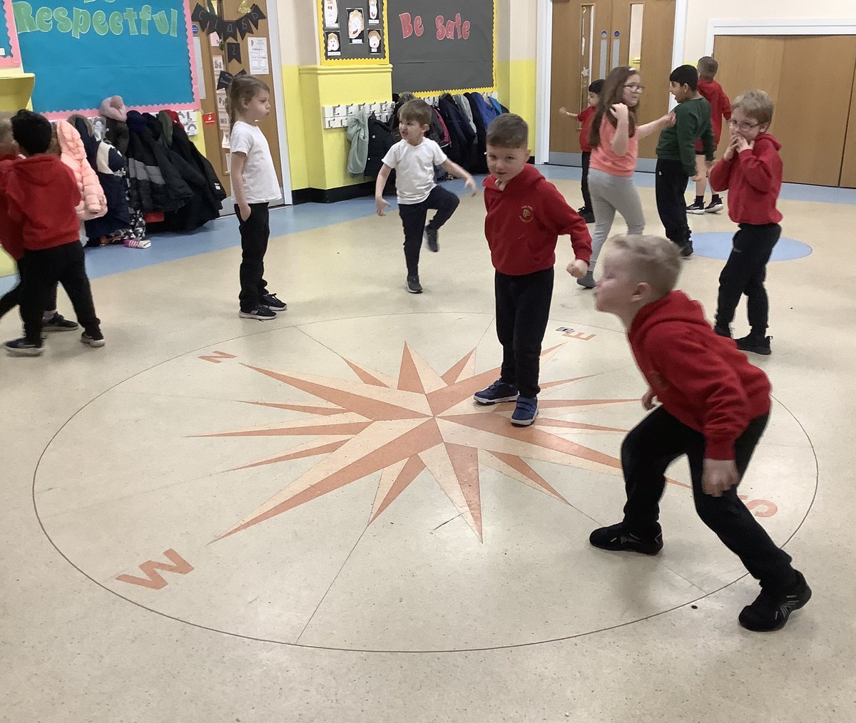 pp_accrington's tweet photo. Using creative dance to retell fairy tales. Can you tell which fairy tale it is?
#class6 #year1 #imaginitive https://t.co/bd4pKjdwi1
