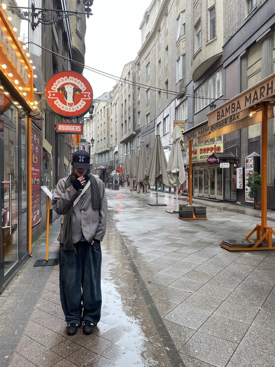 Laguusaa's tweet photo. 2.10 Madák Imre Tér zsömlézés https://t.co/I1OCbdrirR