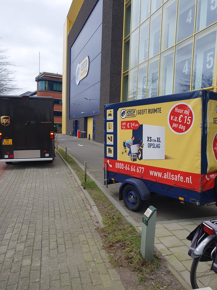 OnleefbrCapelle's tweet image. #sjatoo010 lijkt erg succes vol. 
Op trottoir bij zebra allemaal no problem bij #allsafe
Er staan al minimaal 2 man bij de overgang van #shuttlebus, wat kost dit de burger allemaal wel niet?
#fascinatio #capelleaandenijssel