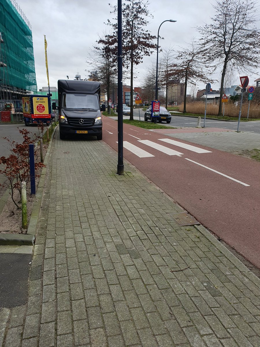 OnleefbrCapelle's tweet image. #sjatoo010 lijkt erg succes vol. 
Op trottoir bij zebra allemaal no problem bij #allsafe
Er staan al minimaal 2 man bij de overgang van #shuttlebus, wat kost dit de burger allemaal wel niet?
#fascinatio #capelleaandenijssel