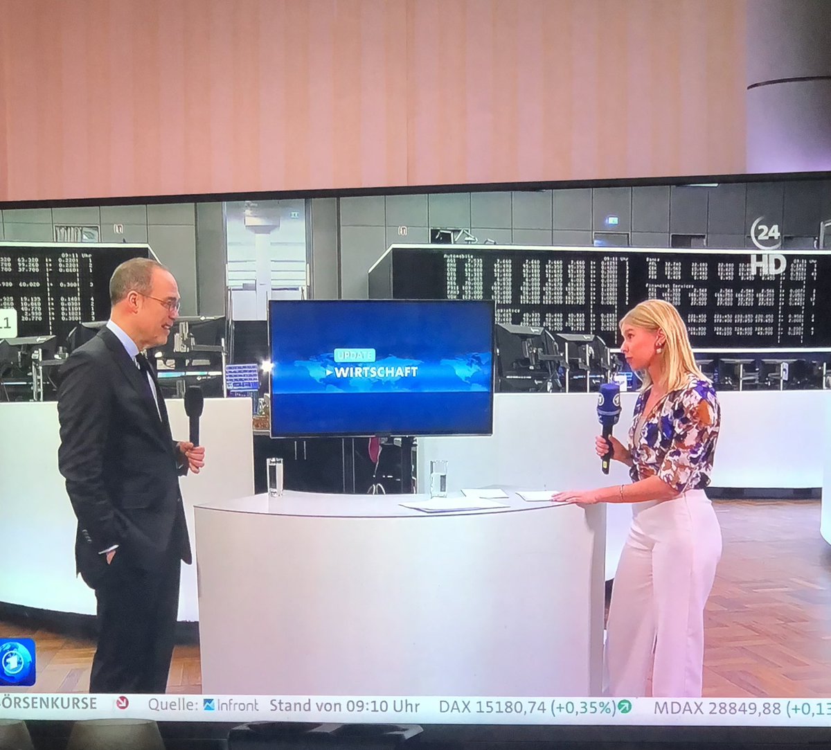 Und jedes Mal danach ein Bild von Mama, der treuesten Zuschauerin überhaupt. 🥰🥰🥰 Heute mit Jörg Krämer zur Inflation - im Update Wirtschaft. #tagesschau24