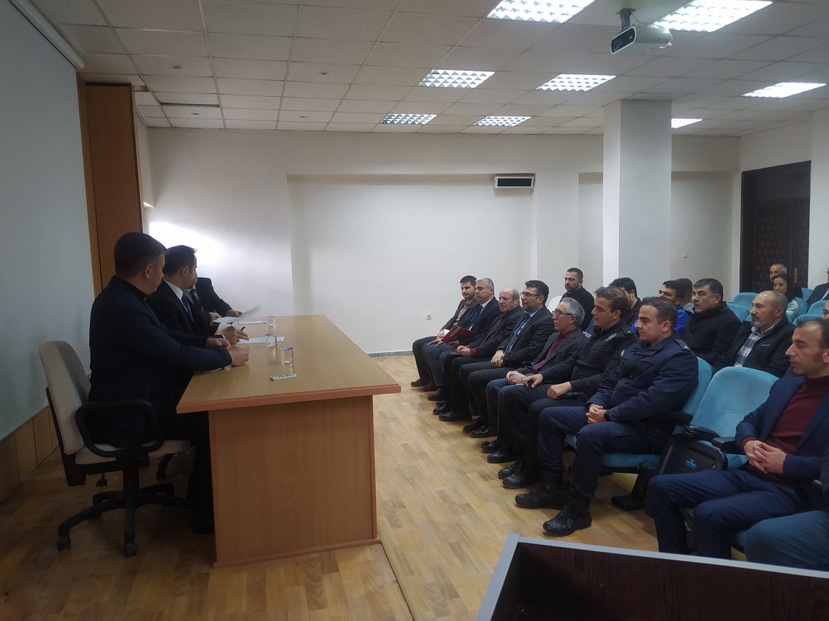 TarakliKaymakam's tweet photo. Kaymakamımız Sn. Halis HACIİSMAİLOĞLU başkanlığında, Kamu Hizmetlerinin Vatandaş Odaklı Sunumu 2022 Yılı Değerlendirme ve 2023 Yılı Planlama Toplantısı, Belediye Başkanı Sn. İbrahim PİLAVCI,Kamu Kurum ve Kuruluşlarının Amirleri ve Muhtarlarımızın katılımlarıyla gerçekleştirildi. https://t.co/ZxZdmfkHzq