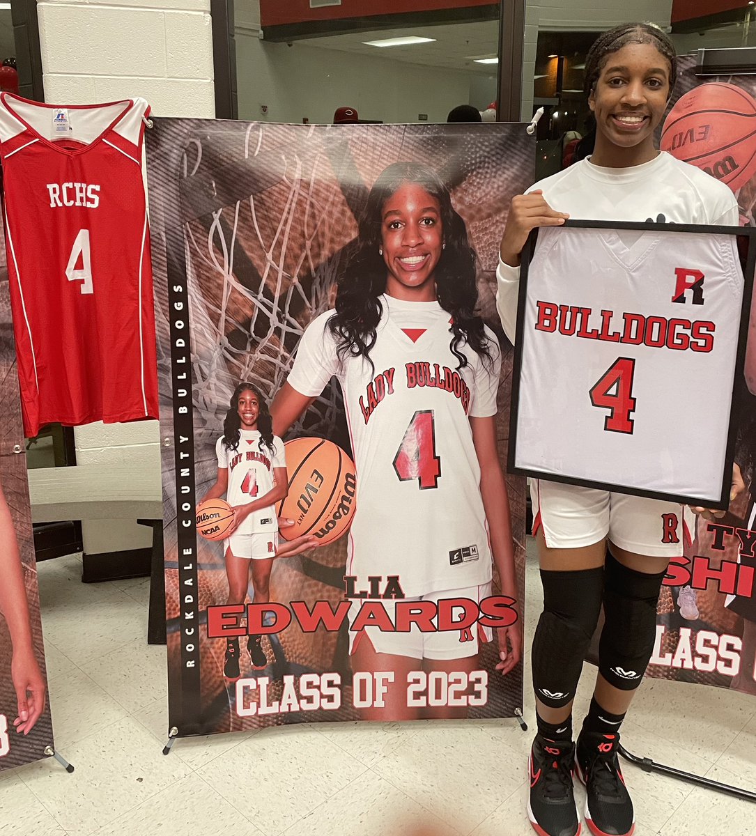 LonnieEdwardsJr's tweet photo. Congratulations to my daughter Lia on her signing day and senior night‼️@MontevalloWBB @CoachO_UM @UMFalcons @RCHSBulldogs @RCHSLadyBulldog @LiaEdwards2023 @CoachCourtneyUM @coachvanatta @Thedaonbball @coachmikewill23 @Jarrett_PRO @seanshermanball https://t.co/TzRjvleAgA