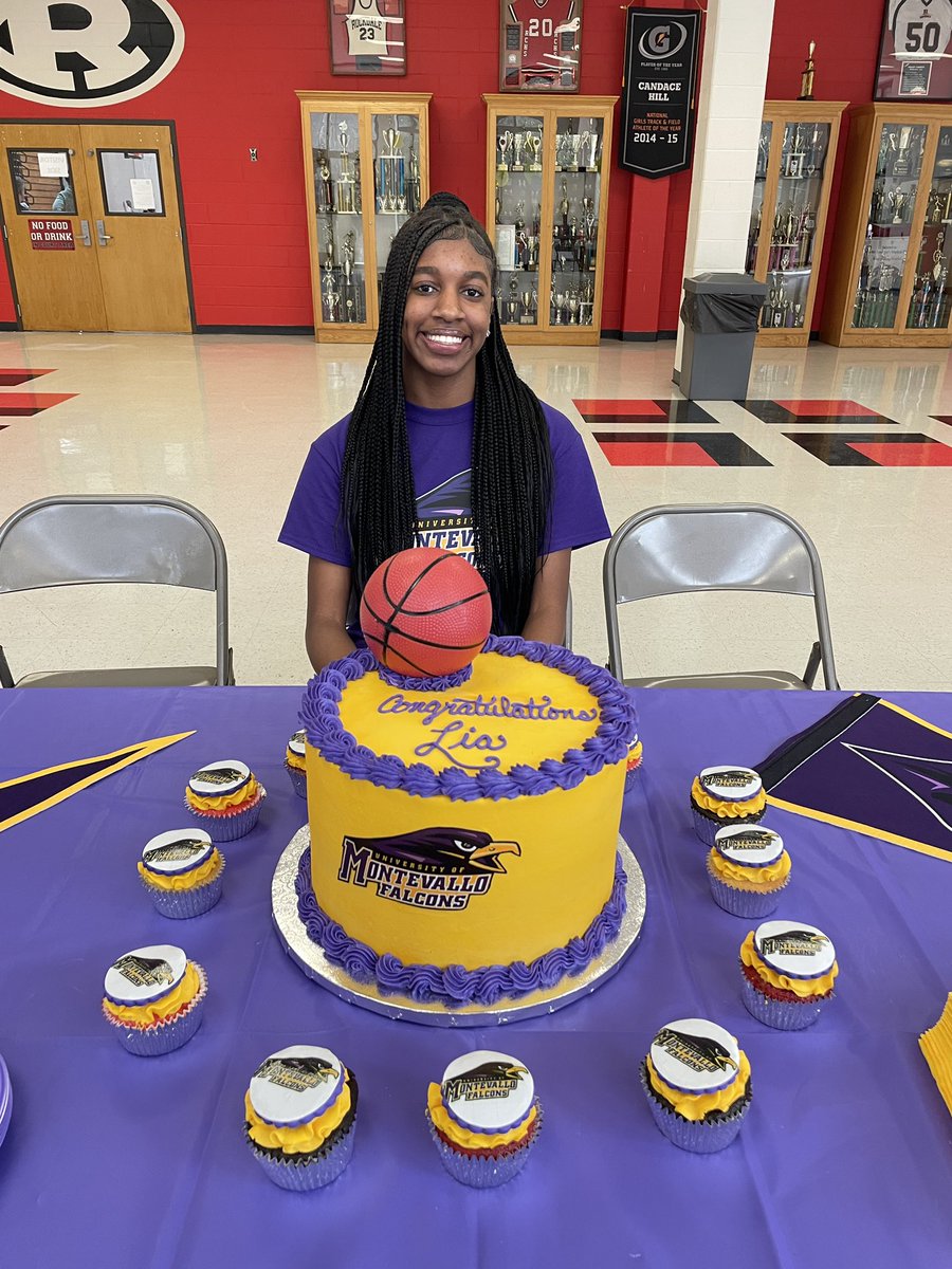 LonnieEdwardsJr's tweet photo. Congratulations to my daughter Lia on her signing day and senior night‼️@MontevalloWBB @CoachO_UM @UMFalcons @RCHSBulldogs @RCHSLadyBulldog @LiaEdwards2023 @CoachCourtneyUM @coachvanatta @Thedaonbball @coachmikewill23 @Jarrett_PRO @seanshermanball https://t.co/TzRjvleAgA