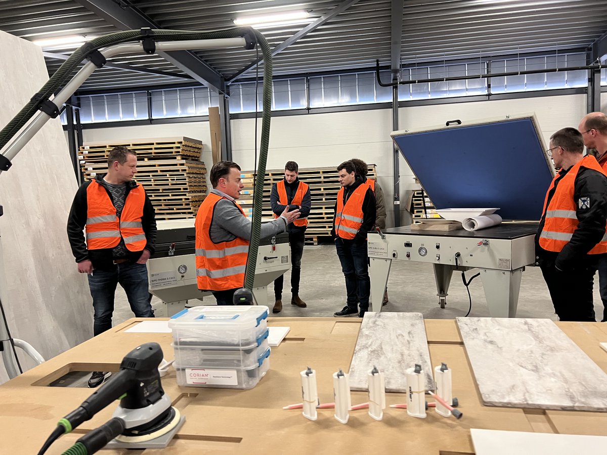 >> Wet kwaliteitsborging uitgesteld
>> Jong Management trapt het nieuwe jaar af tijdens ALV bij Leeuwerik Plaat
Lees de hele nieuwsbrief via bit.ly/3XXDBoZ 

#cbm #leden #interieurbouw #meubelindustrie #nieuwsbrief #opdehoogte