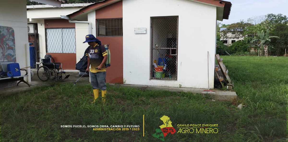 GADCPE's tweet photo. #Shumiral La alcaldesa Lcda. Regina Maldonado, realizó el mantenimiento de los espacios verdes del centro de salud de la comunidad, ejecutando específicamente la fumigación deherbicida para controlar la maleza.
@Ambiente_Ec https://t.co/xexWd2FR0s
