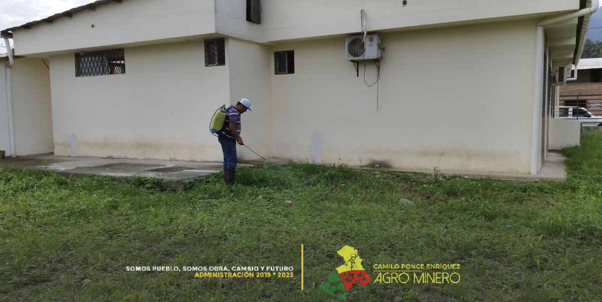 GADCPE's tweet photo. #Shumiral La alcaldesa Lcda. Regina Maldonado, realizó el mantenimiento de los espacios verdes del centro de salud de la comunidad, ejecutando específicamente la fumigación deherbicida para controlar la maleza.
@Ambiente_Ec https://t.co/xexWd2FR0s