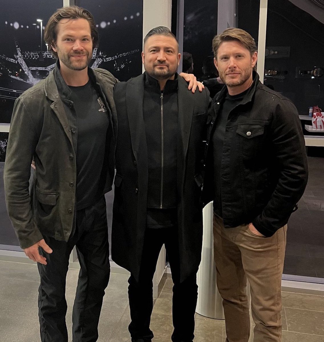 JensenAcklesPL's tweet photo. 📷 • Yet another new photo of @JensenAckles and @jarpad in Las Vegas a few weeks ago. 
#spnfamily #supernatural #thewinchesters #jensenackles 

🔗: https://t.co/qM7MM9Ehgf https://t.co/aBnA6X40Uh