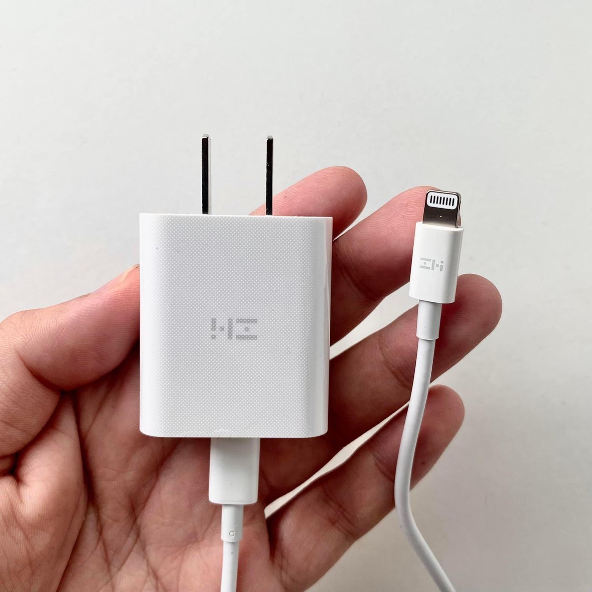 nnnestz's tweet image. นอกจากสายชาร์จของแอปเปิ้ลแล้ว ก็สายชาร์จของ ZMI นี่แหละที่ใช้ดีม๊ากกก บอกเลยว่าไม่เปลี่ยนใจไปซื้อของยี่ห้ออื่นเลยอะ เป็นตัวชาร์จไวที่เสียบทิ้งไว้แป๊บๆก็คือเกือบเต็มแล้ว ซื้ออะแดปเตอร์พร้อมสายชาร์จคู่กันคือคุ้มมากกกก ใช้ได้ยาวๆเลย อดทนมากเด้อ