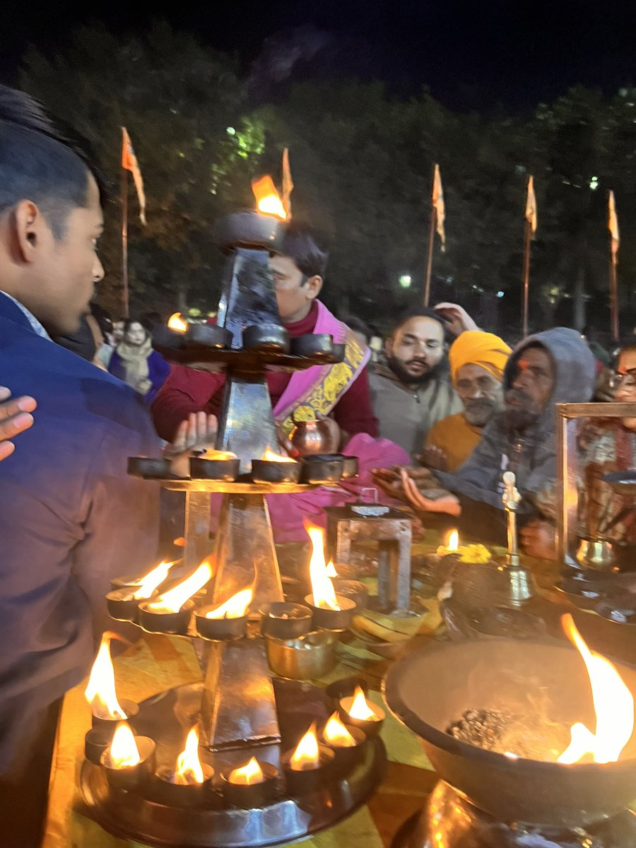 जल मे है माँ निशा, कंकरो मे भी शिवा, 
दुर्गम पथ वाहिनी, सतत जल प्रवाहिनी। 

जय हो! देवी नर्मदे , 
नमामि देवि नर्मदे ॥🙏🏻❤️💫🌸