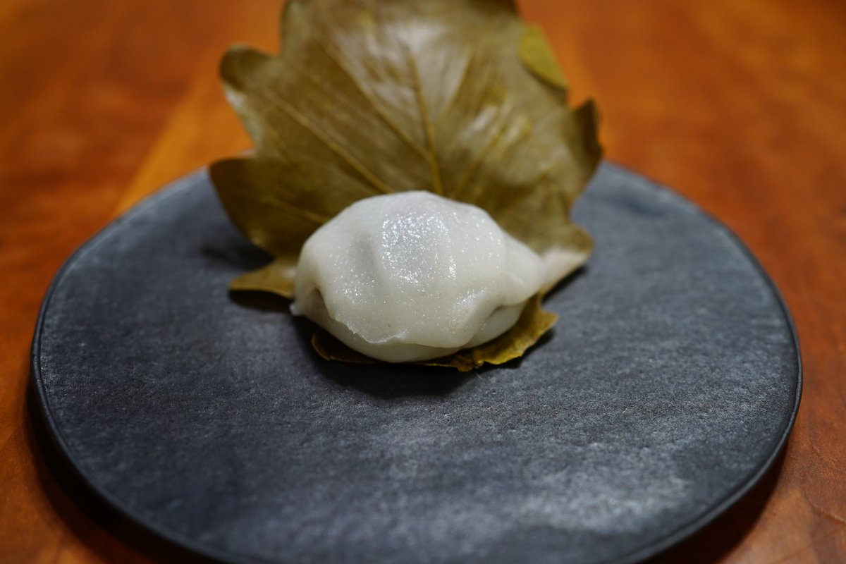 mutsusuke7's tweet photo. 艶やかな餅皮と小豆香る餡子にハートを撃ち抜かれる。
#仙太郎
#sentaro
#柏餅
#和菓子
#japanesesweets
#japanesefood
#japaneseculture
#スイーツ
#sweets
#あんこ
#餡子
#伊勢丹
#伊勢丹新宿
#新宿伊勢丹
#新宿
#新宿三丁目 https://t.co/VHryzO45ed