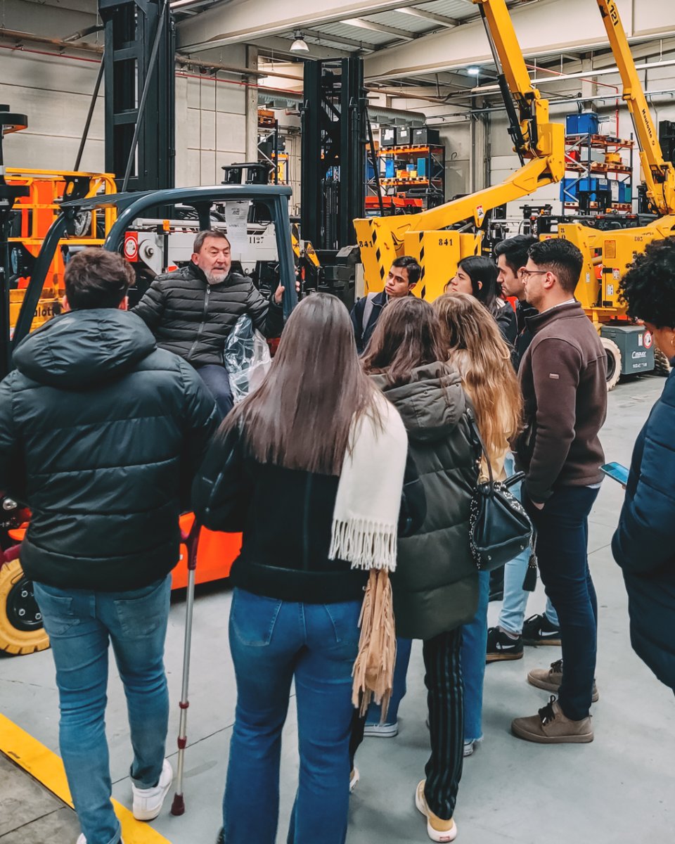 cmayor_ES's tweet photo. 🙌Emocionados de recibir ayer a los alumnos del Master en Logística de la Universidad de Ingeniería de @UVa_es en las instalaciones de #Cmayor! 
Gran oportunidad para mostrar cómo aplicamos la logística en la práctica. 
¡Orgullosos de apoyar a jóvenes profesionales! https://t.co/k3n3gtLOcW