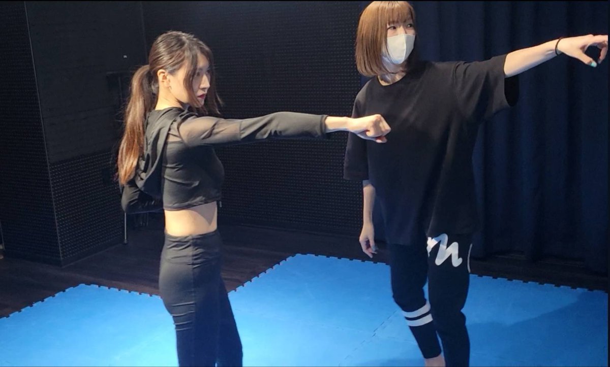 aimi_feti's tweet photo. 【Aimi&amp;Com Budo action Project with Risshin-kan】

この度、神戸武術研究所［律芯館］
館長であり師範の黒猫カルチェ先生と研究生のコムコムさんに武術をご指導頂くこととなりました🔥

稽古の様子を発信していきます！

学ばせて頂きながら先生の武術の凄さを世界へ発信するお手伝いがしたいです！ https://t.co/AO2gmXecWS