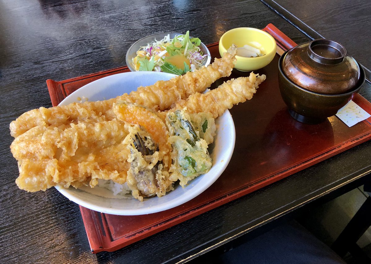栃木県さくら市
志生亭さんのあなご天丼です🐟
迫力満点でボリュームも満点💯
衣サクサクで身はふわっふわ！✨
大変美味しくいただきました👏
皆さんも是非是非！😊