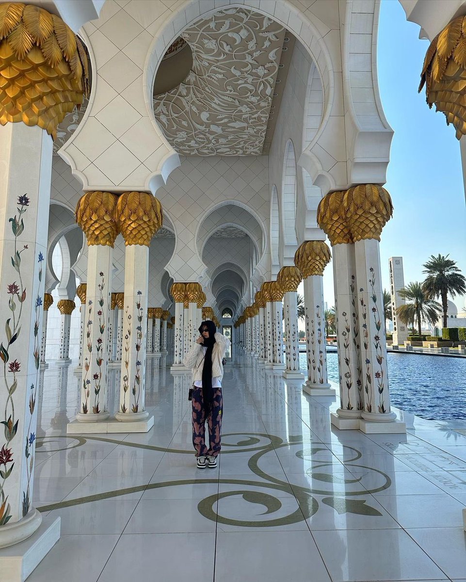 jnsource's tweet image. jennie at sheikh zayed grand mosque
