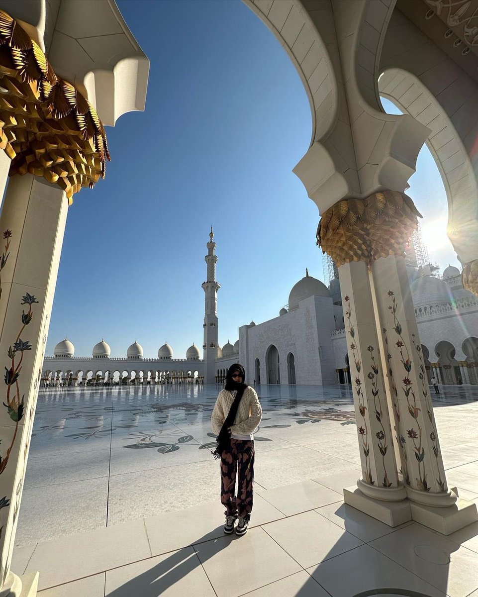 jnsource's tweet image. jennie at sheikh zayed grand mosque