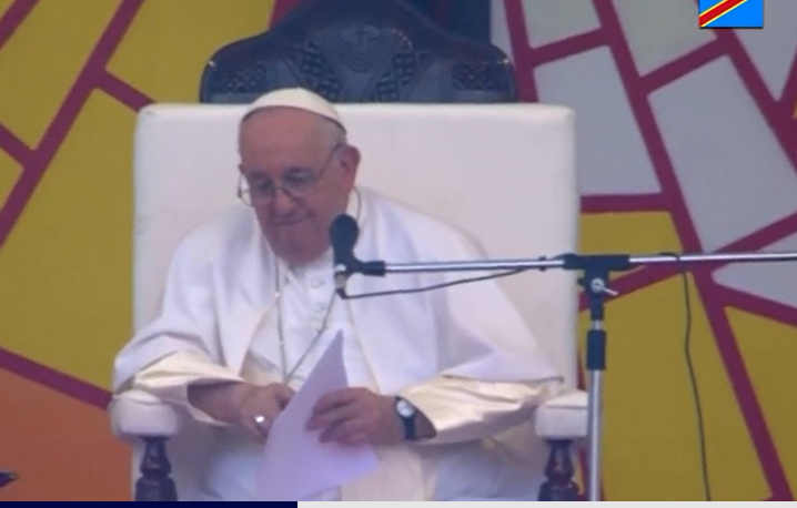 radiookapi's tweet photo. Le souverain pontife a aussi exhorté les jeunes et les catéchistes au rejet de la haine, du tribalisme et du régionalisme.
« Ne vous laissez pas fasciner par des faux paradis égoïstes construits sur les apparences, l’argent facile et sur une religiosité déformée ». https://t.co/TM9tFoEEdT