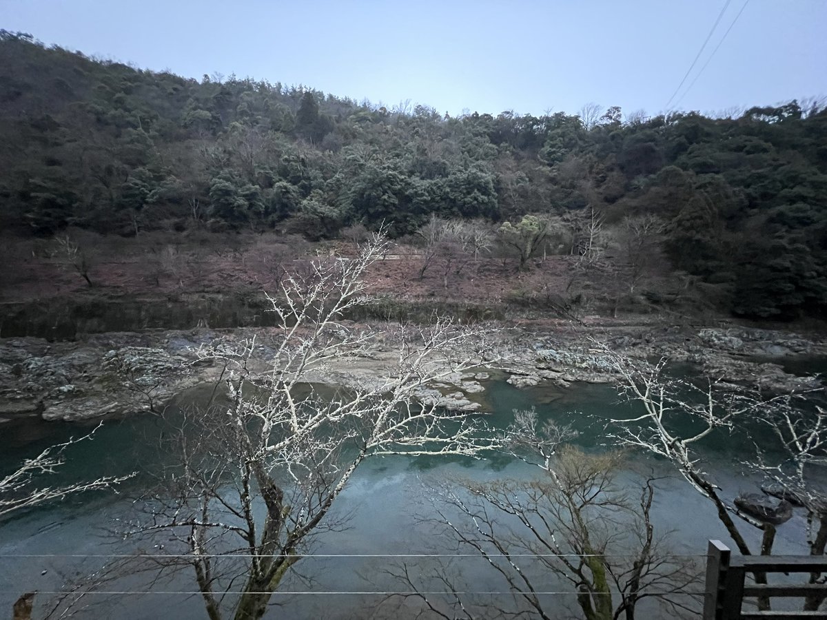 星のや京都に感動した話。

・送迎は専用の屋形船
　(旅館に着くまでのワクワク感)
・無駄を削ぎ落とした空間
・部屋から見えるのは木と山

ご飯はそこそこ。温泉がないのはマイナス。
それら差し引いてもまた行きたいと思える場所。