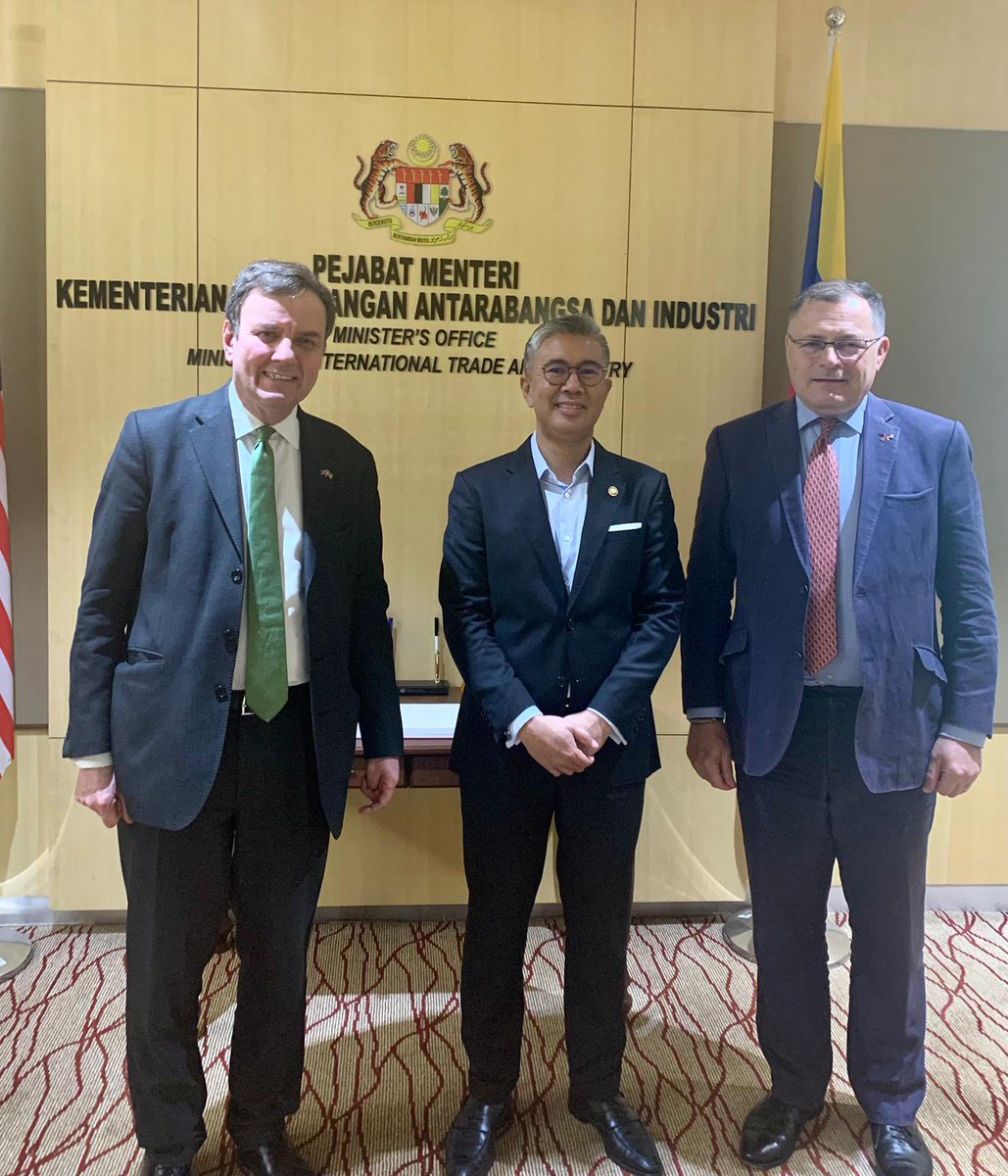 Pleasure to see @tzafrul_aziz again and congratulate Malaysia on its ratification of #CPTPP✍️    We talked about the benefits UK would bring to CPTPP 📈 taking the bloc from 12 to 15% of global GDP💸   And steps for our first Joint Economic Trade Committee (JETCO) this year 🇬🇧🇲🇾