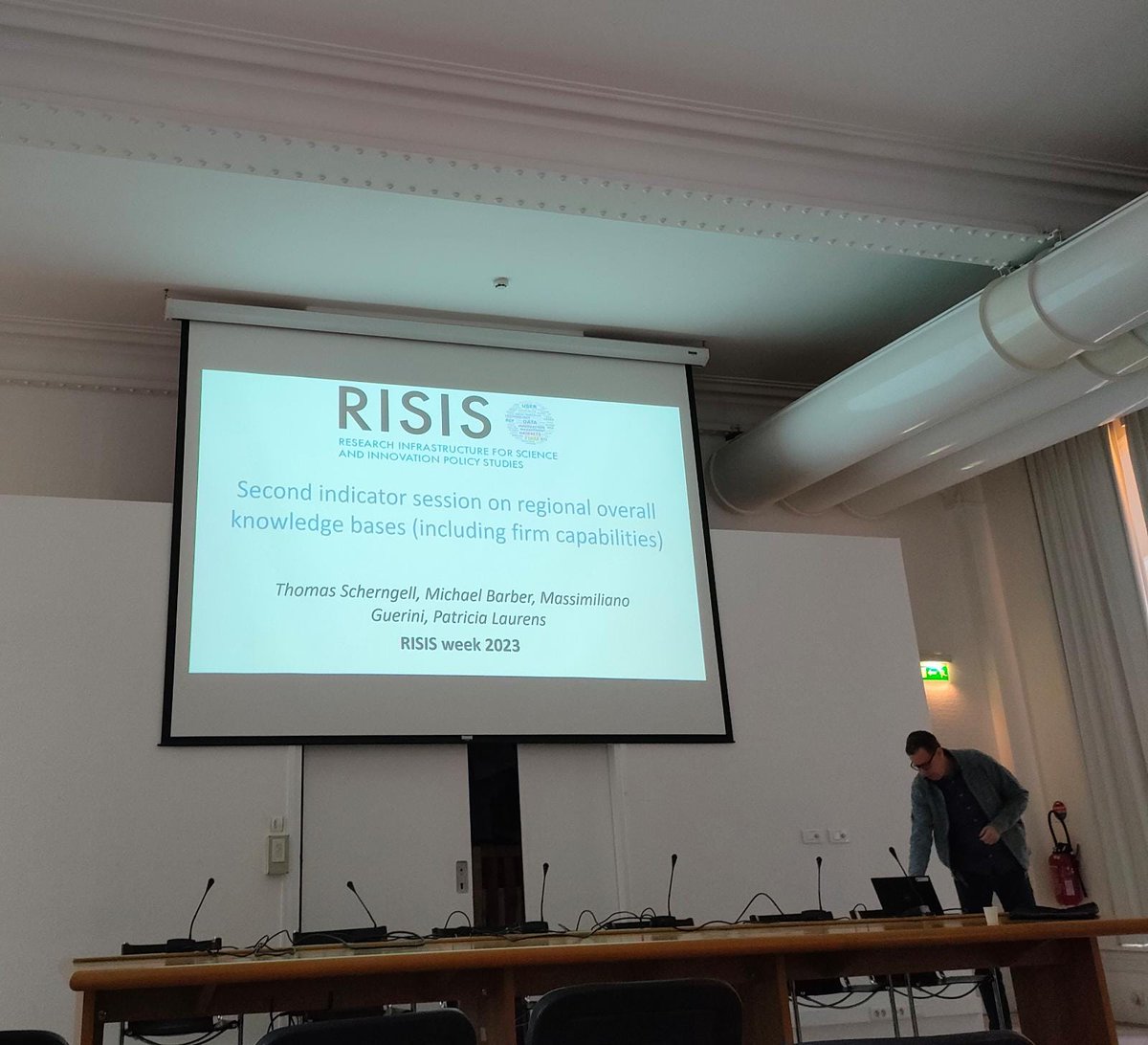 📢#RISISweek – 1 & 2 Feb #2 & 3# Day  
 🕍Finally in Paris again in presence‼️

#RISIS #partners coordinated by @UGustaveEiffel  

🎯 many achievements reached so far

🎤 @ThScherngell @AITtomorrow2day is speaking 👇
Second indicator session on regional overall knowledge bases