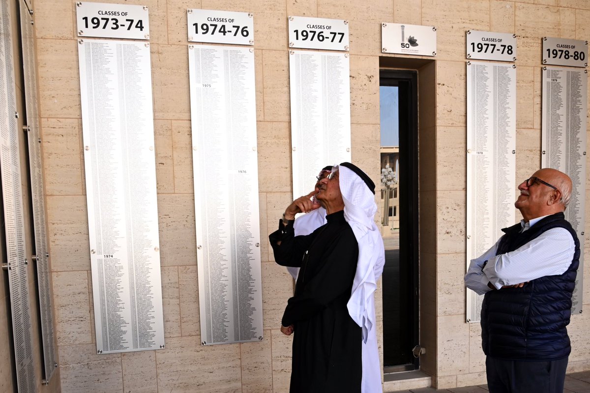 في زيارة يملؤها الحنين لمقاعد الدراسة الأولى، ويغمرها الكثير من الذكرى..
أحمد السري ويوسف الكوهجي من دفعة 65، ثاني دفعة في #جامعة_الملك_فهد_للبترول_والمعادن، يتجولان في أروقة الجامعة ويلتقيان برئيسها.

قد يمر من العمر الكثير، لكن يبقى لطلابنا مكانهم في جامعتنا!

#KFUPM