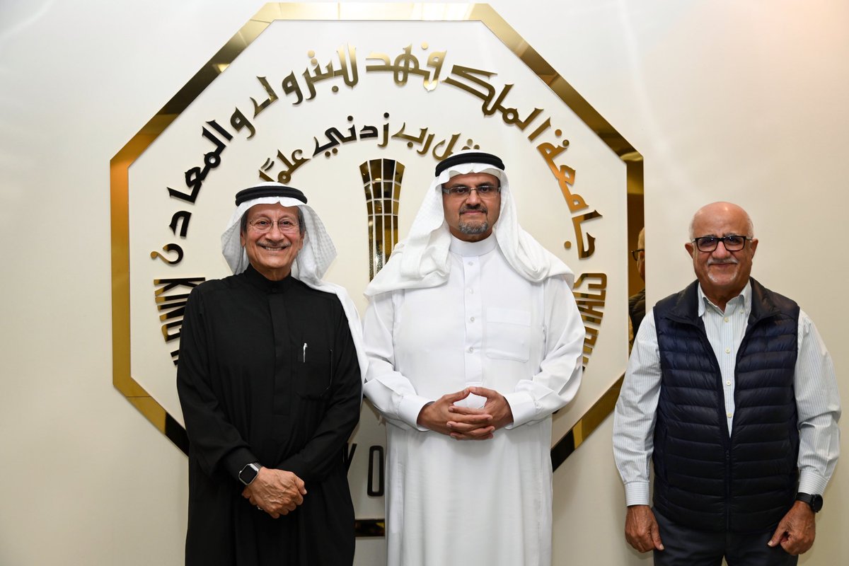 KFUPM's tweet photo. في زيارة يملؤها الحنين لمقاعد الدراسة الأولى، ويغمرها الكثير من الذكرى..
أحمد السري ويوسف الكوهجي من دفعة 65، ثاني دفعة في #جامعة_الملك_فهد_للبترول_والمعادن، يتجولان في أروقة الجامعة ويلتقيان برئيسها.

قد يمر من العمر الكثير، لكن يبقى لطلابنا مكانهم في جامعتنا!

#KFUPM https://t.co/D6OsbaGNKo
