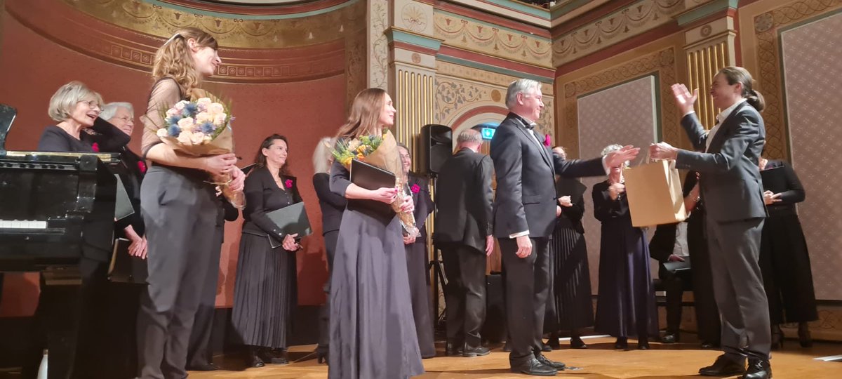 VilledeNeuilly's tweet photo. 🎶 Hier soir, succès du concert des 75 ans de l'@EnsVocalNeuilly !

🎼 Dirigé par Ludovic Sardain, le choeur était accompagné par Mylène Berg au piano et par la soprano Anne-Lise Chevalley. 

Le chœur recrute de nouveaux choristes 👉🏼
https://t.co/nYEFdvlr3J https://t.co/ZNzRU9l2TQ