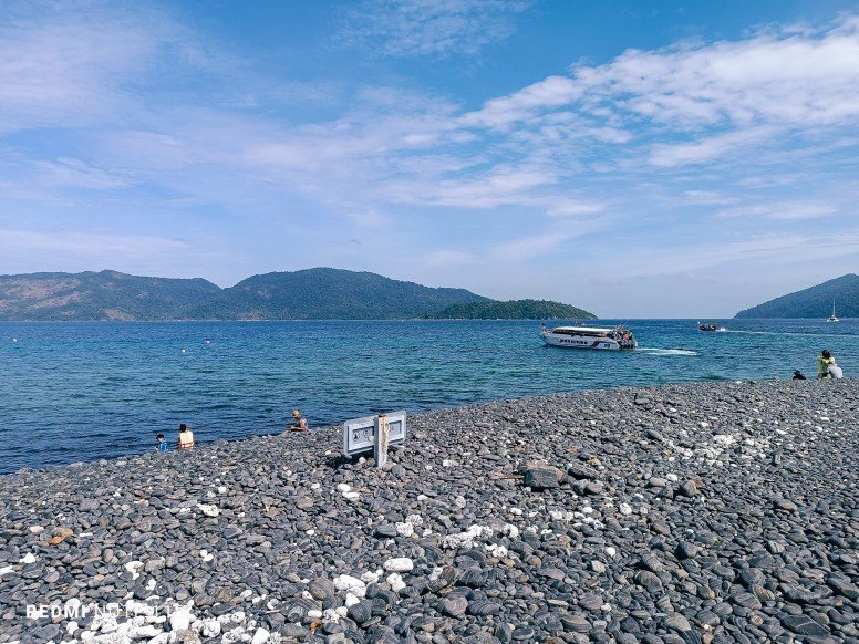 XiaomiThailand's tweet image. พา Redmi Note 11S พร้อมกล้อง 108 ล้านพิกเซลไปเที่ยวถ่ายรูปที่เกาะหินงาม สายคอนเทนต์ภาคพื้นทะเลห้ามพลาด! 🏖️🌊

📸: Abzolute Review

ราคาเพียง 7,999 บาท

🛒ช้อปเลย
Shopee : bit.ly/3fXJnCr
Lazada : bit.ly/33N7hhN

#RedmiNote11Series #RisetoTheChallenge #108MPCamera