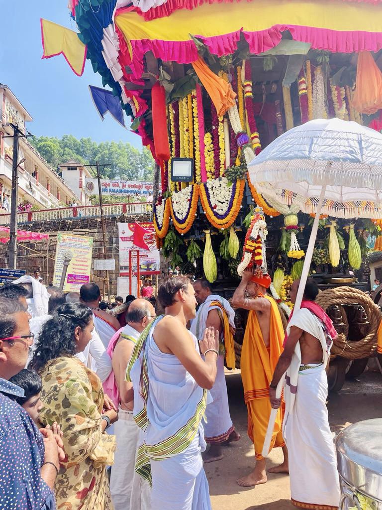 NayanaJhawar's tweet photo. ದಕ್ಷಿಣಕಾಶಿ ಅಗಸ್ತ್ಯ ಕ್ಷೇತ್ರ ಖ್ಯಾತಿಯ ಶ್ರೀ ಕಲಶೇಶ್ವರಸ್ವಾಮಿ ದೇವಸ್ಥಾನದ ಮಹಾರಥೋತ್ಸವದಲ್ಲಿ ಭಾಗಿಯಾಗಿ, ದೇವರ ಆಶೀರ್ವಾದ ಪಡೆದೆ.
ಹಿರಿಯ ನಾಯಕರಾದ ಶ್ರೀ ಪ್ರಭಾಕರ್ ಗೌಡ, ಶ್ರೀ ಕೆ.ಸಿ ಧರಣೇಂದ್ರ, ಗ್ರಾಮ ಪಂಚಾಯತಿ ಸದಸ್ಯರು ಹಾಗೂ ಕಾರ್ಯದರ್ಶಿಗಳಾದ ಶ್ರೀ ವಿಶ್ವನಾಥ್,
1/2
#kalsa #mudigere #ಕಲಶೇಶ್ವರಸ್ವಾಮಿ #ದಕ್ಷಿಣಕಾಶಿ https://t.co/x4KUziXG9o