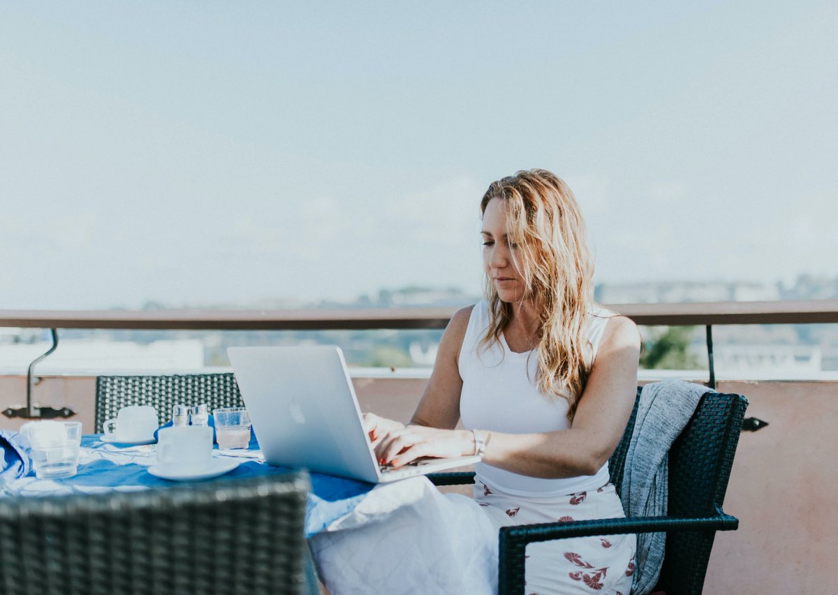 jianomads's tweet photo. Here are 5 reasons why you should implement a #workfromanywhere policy for your company:
1. Access to a wider #talent pool
2. Increased #employeesatisfaction and engagement
3. Increased #productivity
4. Greater #flexibility
5. #EnvironmentalBenefits
#remotework #remotedoneright https://t.co/syPLR2OSqo