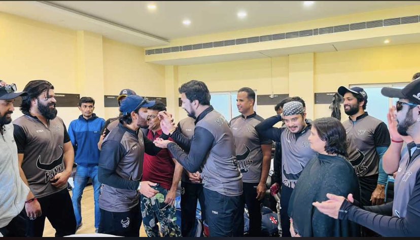 Karnatakaa_Bo's tweet image. #27YearsOfSudeepism celebration By #GeethaShivarajKumar Ma&apos;am and #DrShivaRajKumar Sir!!❤️

@KicchaSudeep @NimmaShivanna