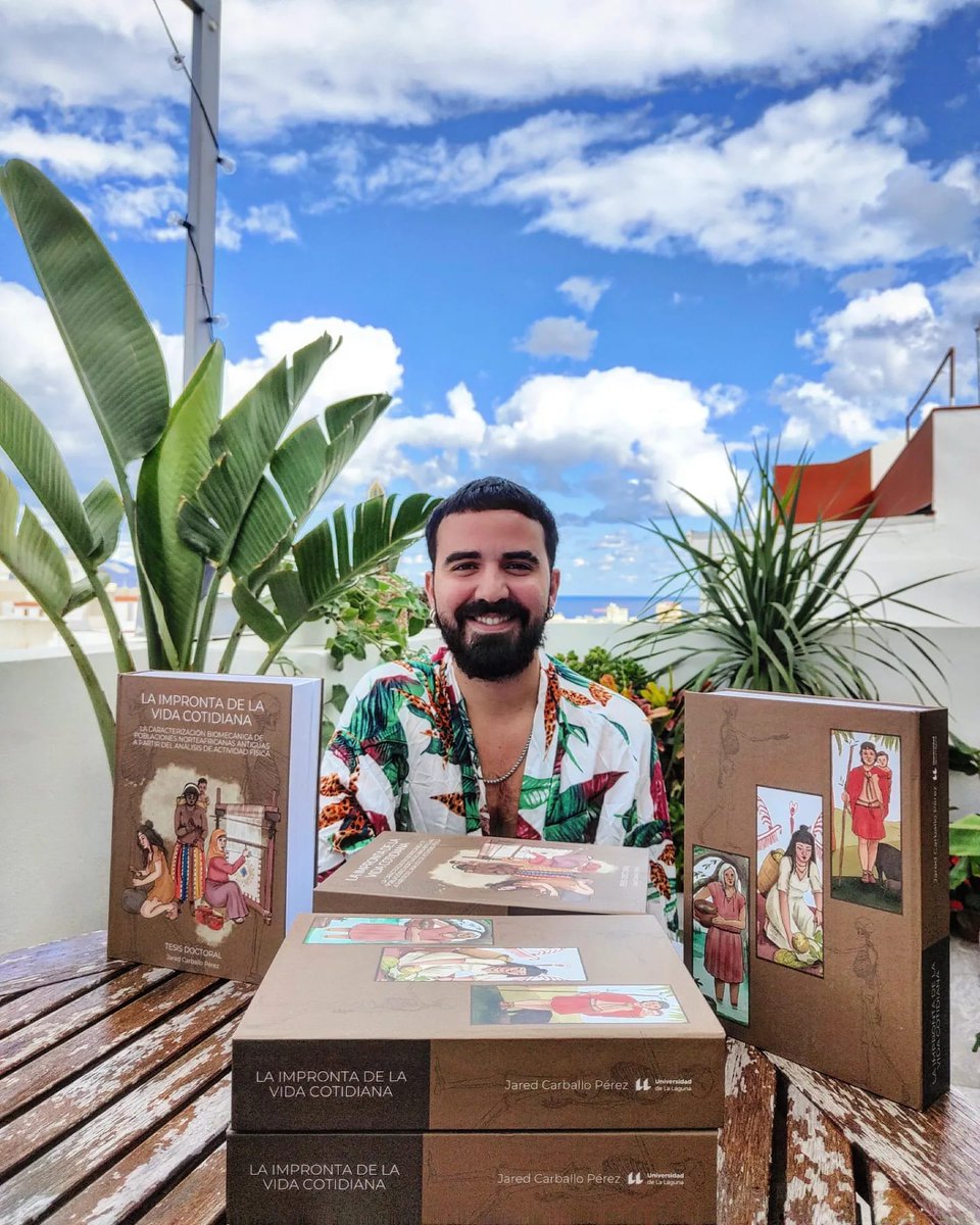 JaredCarballo_'s tweet photo. Mi tesis ya está impresa y no puedo estar más contento con el resultado final, especialmente con las ilustraciones que me ha hecho @Narusicaa_ en honor a las mujeres y niñxs a los que he querido dar voz 💜 https://t.co/UXafDOs10R