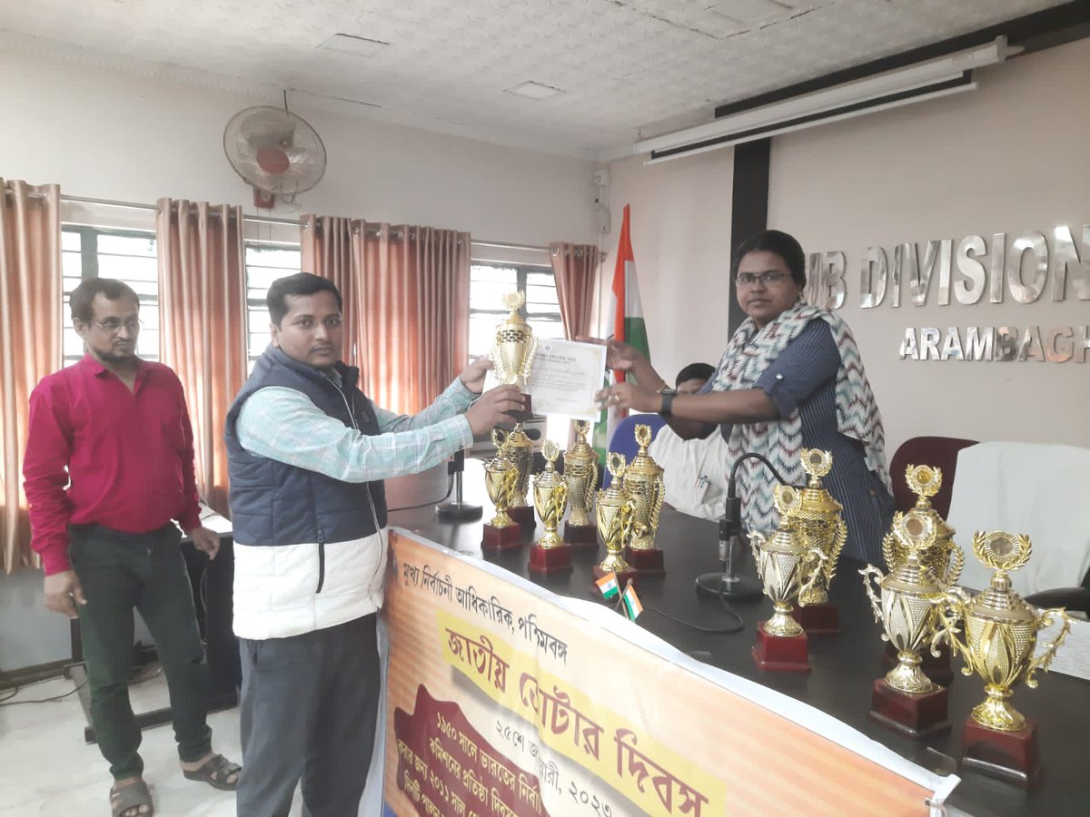 SDO_Arambagh's tweet photo. Celebration of National Voter's Day. Appreciation of best AERO &amp; BLO of different ACs and handing over e-EPIC to the new voters. https://t.co/sl4gitV7az