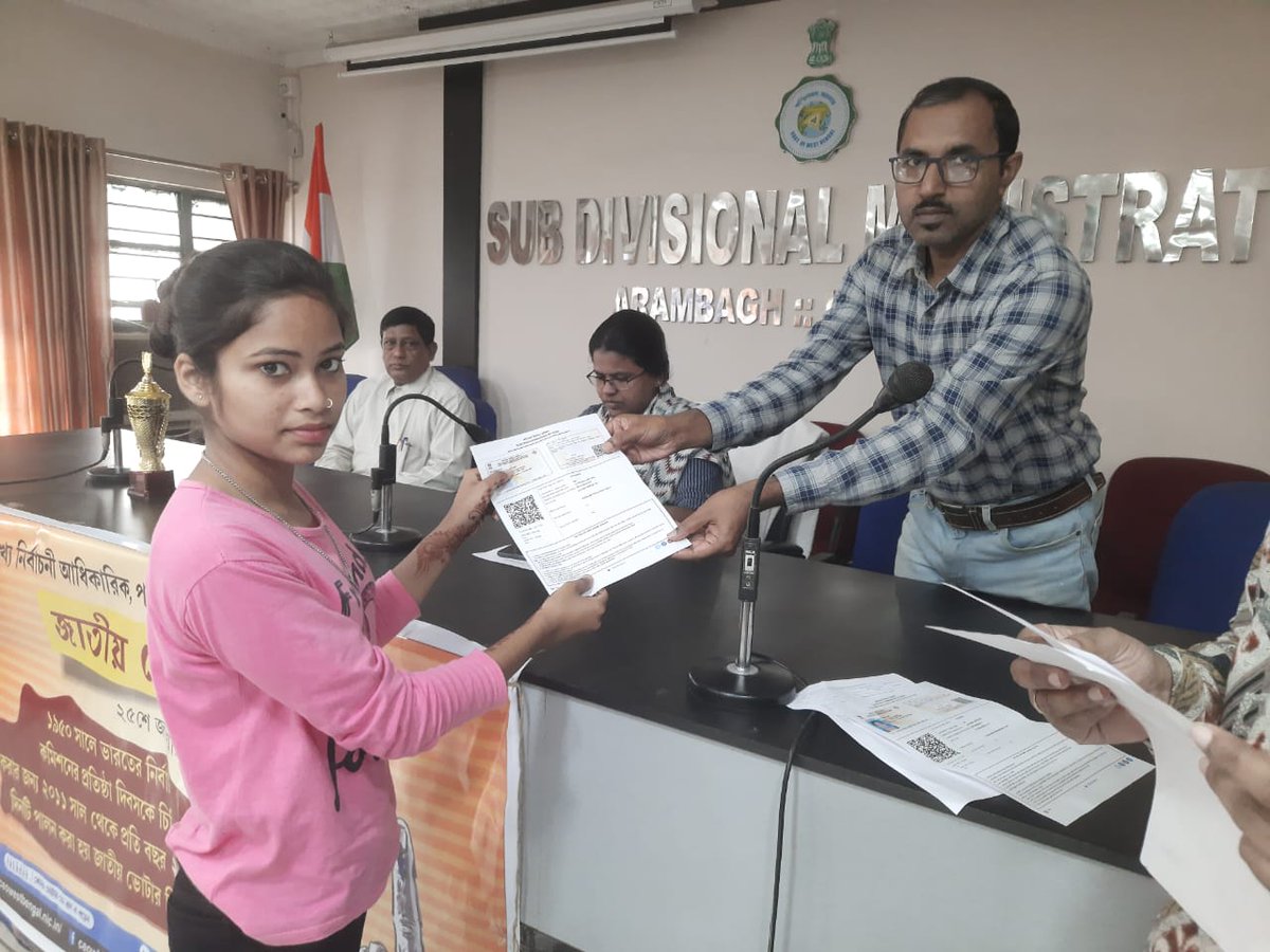 SDO_Arambagh's tweet photo. Celebration of National Voter's Day. Appreciation of best AERO &amp; BLO of different ACs and handing over e-EPIC to the new voters. https://t.co/sl4gitV7az