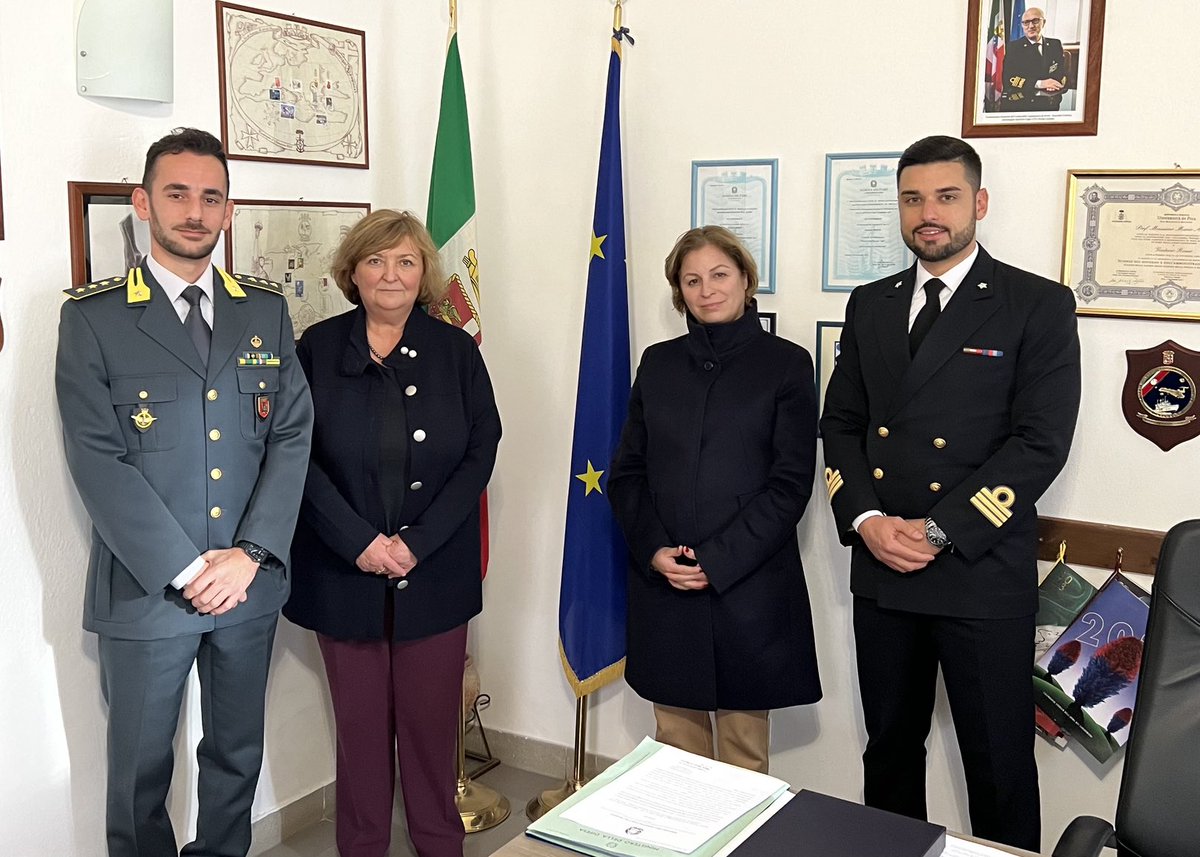 Il soccorso in mare e’ un obbligazione morale e legale. A Lampedusa insieme alla nostra direttrice regionale abbiamo ringraziato <a href="/guardiacostiera/">Guardia Costiera</a> and <a href="/GDF/">Guardia di Finanza</a> per l’umanità e l’estrema professionalità con la quale svolgono ogni giorno questo pericoloso lavoro.