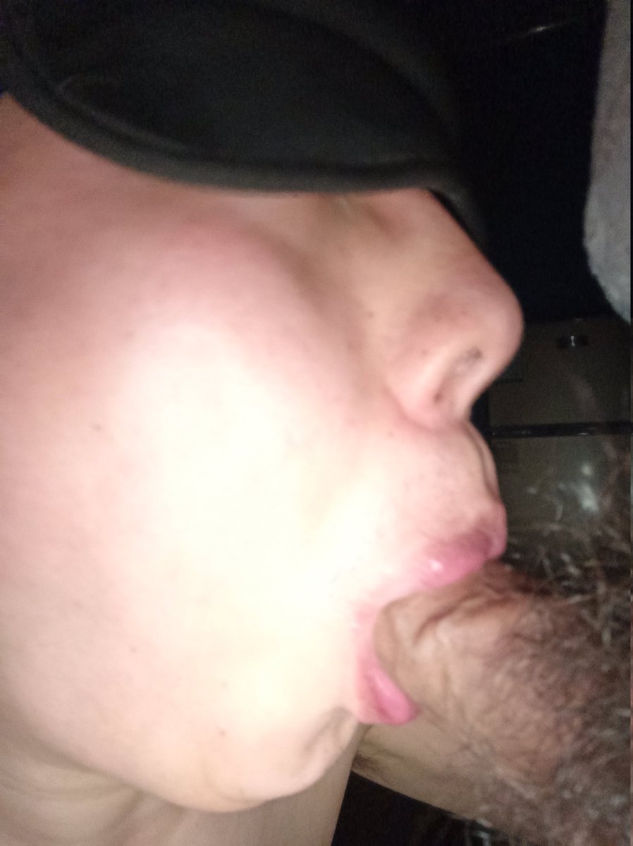 工作日来据点玩的人很少，傍晚在外面等到快天黑了正欲离开，来了位很斯文戴着眼镜个子高高的男士，和我对视几秒钟...入眼了，于是很有默契地各自进入隔间...伸过来时惊喜发现是一根青筋暴起的粗大JJ...享用片刻后他大概觉得不尽兴，附近另找了个僻静地方又喂了我半小时...新年第一根很回味。#武汉鸟洞